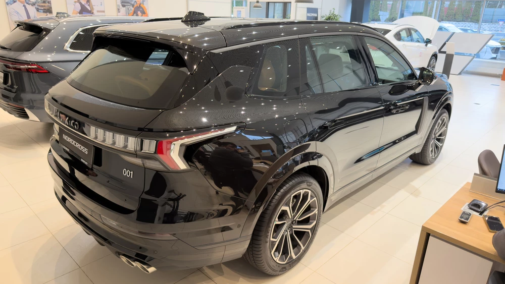 Nordcross 001 в дилерском салоне в россии в москве сзади сбоку