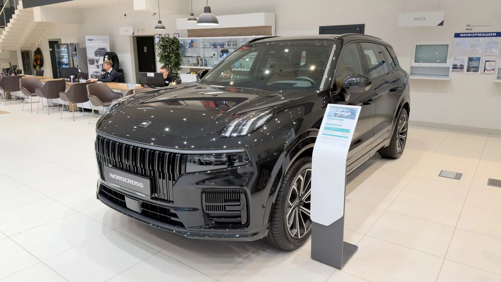 Nordcross 001 в дилерском салоне в россии в москве спереди сбоку