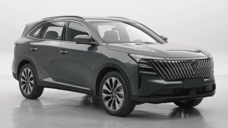Новый Changan CS75 Plus IV поколения обновили в Китае до старта продаж в России кроссовер серый сбоку середи
