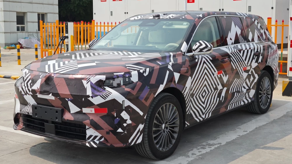 Новый флагманский кроссовер GWM начнут выпускать в Китае в марте 2026 года wey lanshan 9 09 сбоку спереди гибридный suv