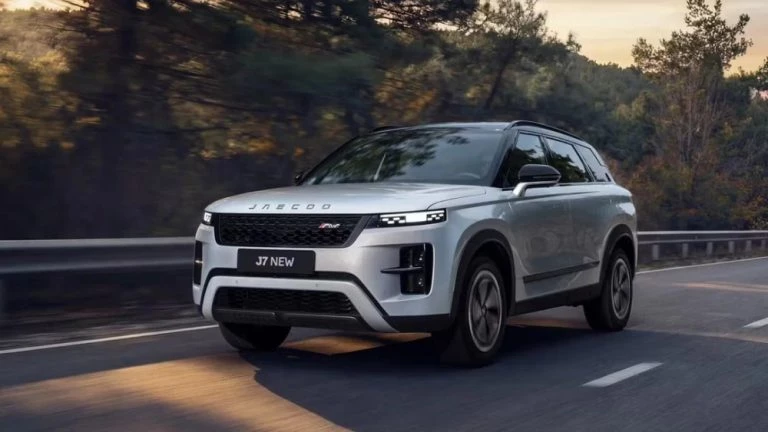 Обновленный Jaecoo J7 вышел на рынок России и подешевел кроссовер серебряный сбоку спереди