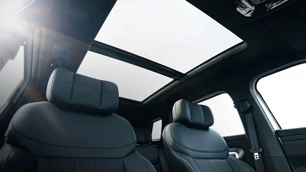 Обновленный Jaecoo J7 вышел на рынок России и подешевел кроссовер салон черный панорамная крыша с люком