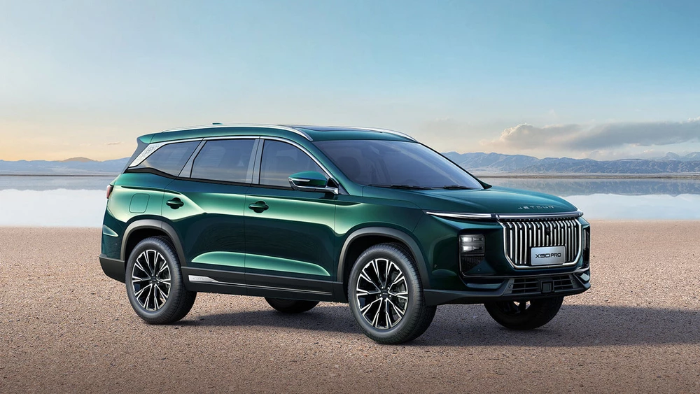 Дорестайлинговый Jetour X90 Pro сбоку спереди