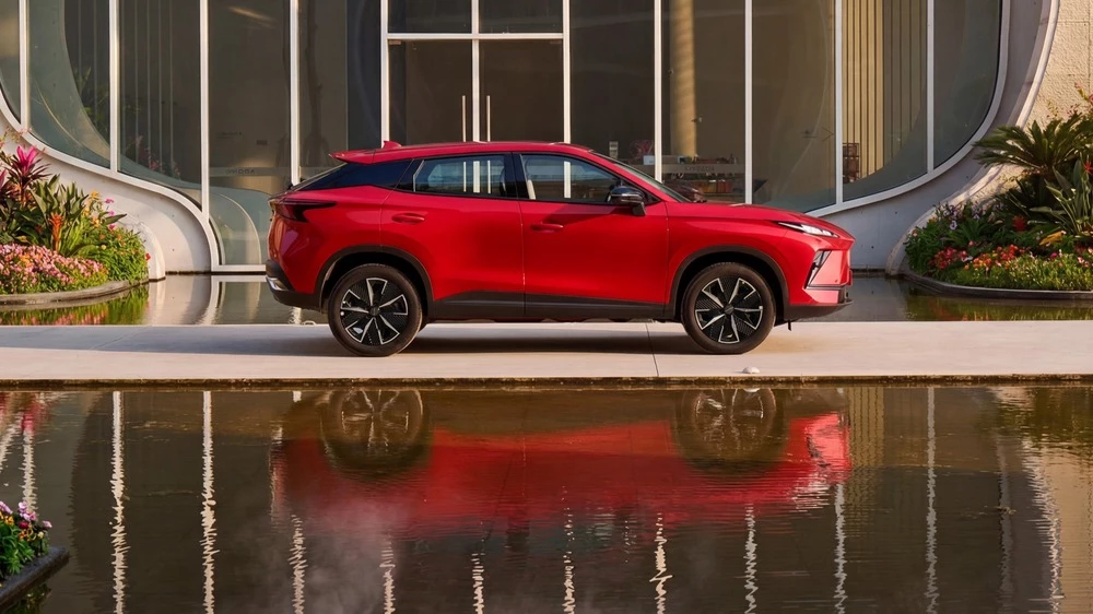 Рестайлинговый кроссовер Omoda C5 сбоку