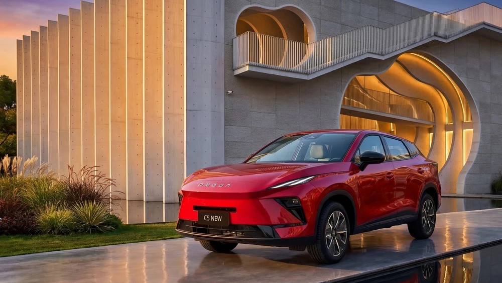 Рестайлинговый кроссовер Omoda C5 сбоку спереди