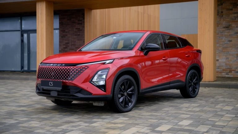 Omoda C5 фейслифт обновленная новая сбоку спереди