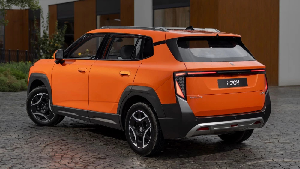 старт продаж новый электрический кроссовер evolute i-joy сертифицируют в россии первые живые фото сбоку сзади рыжий оранжевый электромобиль