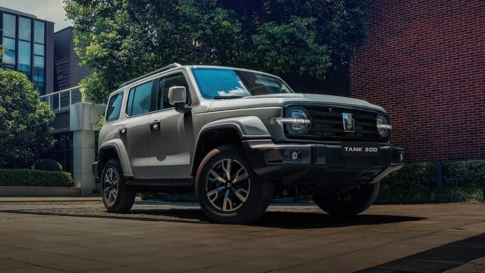 обновленный Tank 300 сбоку спереди