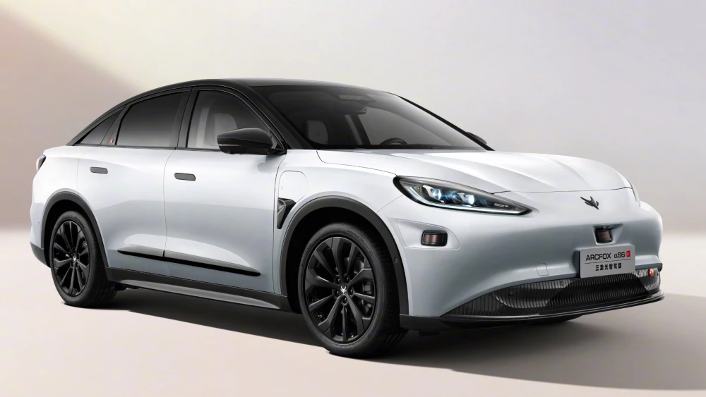 в китае легализовали автопилот l3 arcfox alfa s сбоку спереди белый седан