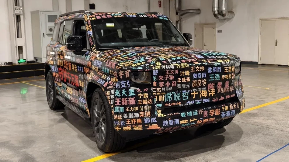 Внедорожник Hongqi p567 предсерийный гибридный рамный сбоку спереди