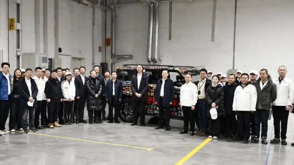 Внедорожник Hongqi p567 предсерийный гибридный рамный сбоку спереди