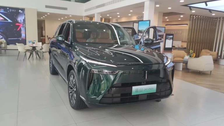 Глава GWM объяснил частую смену руководства премиальной марки wey дилерский центр автосалон шоурум кроссовер wey 07 lanshan сбоку спереди зеленый