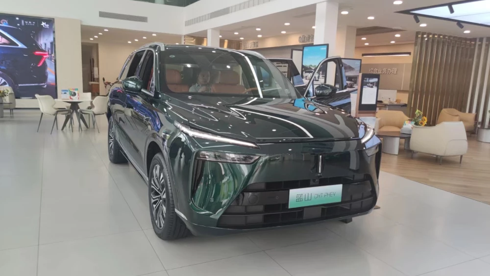 Глава GWM объяснил частую смену руководства премиальной марки wey дилерский центр автосалон шоурум кроссовер wey 07 lanshan сбоку спереди зеленый