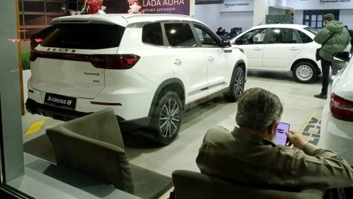Xcite X-cross 8 сбоку сзади в автосалоне у дилера в санкт-петербурге