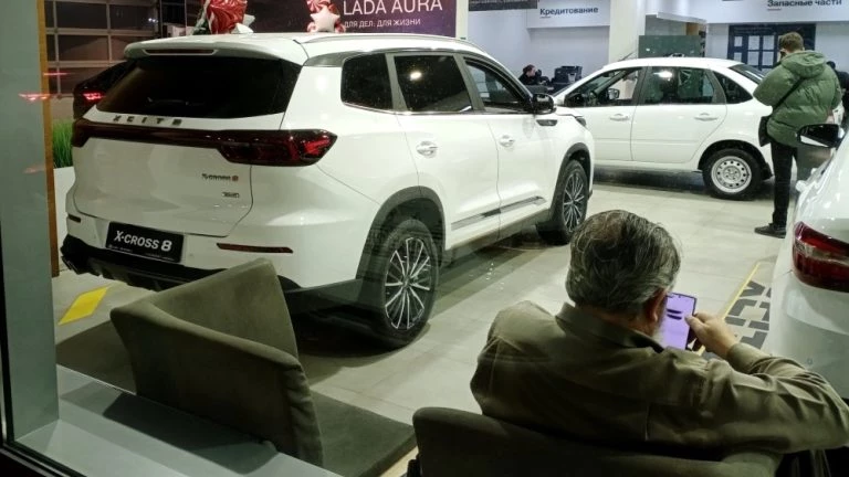 Xcite X-cross 8 сбоку сзади в автосалоне у дилера в санкт-петербурге