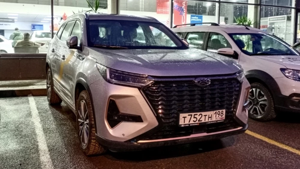 Xcite X-cross 8 сбоку спереди в автосалоне у дилера в санкт-петербурге