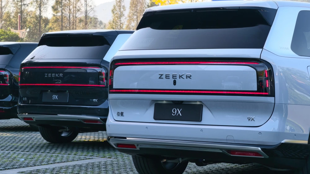 Zeekr 9X стал хитом и пострадал от перекупов гибридный кроссовер сбоку сзади черный белый