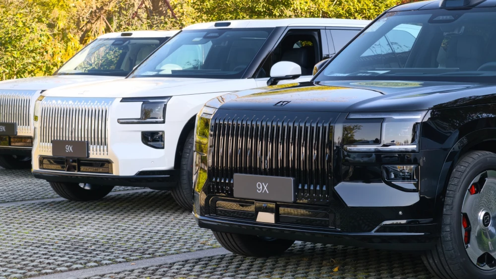 Zeekr 9X стал хитом и пострадал от перекупов гибридный кроссовер сбоку спереди черный белый