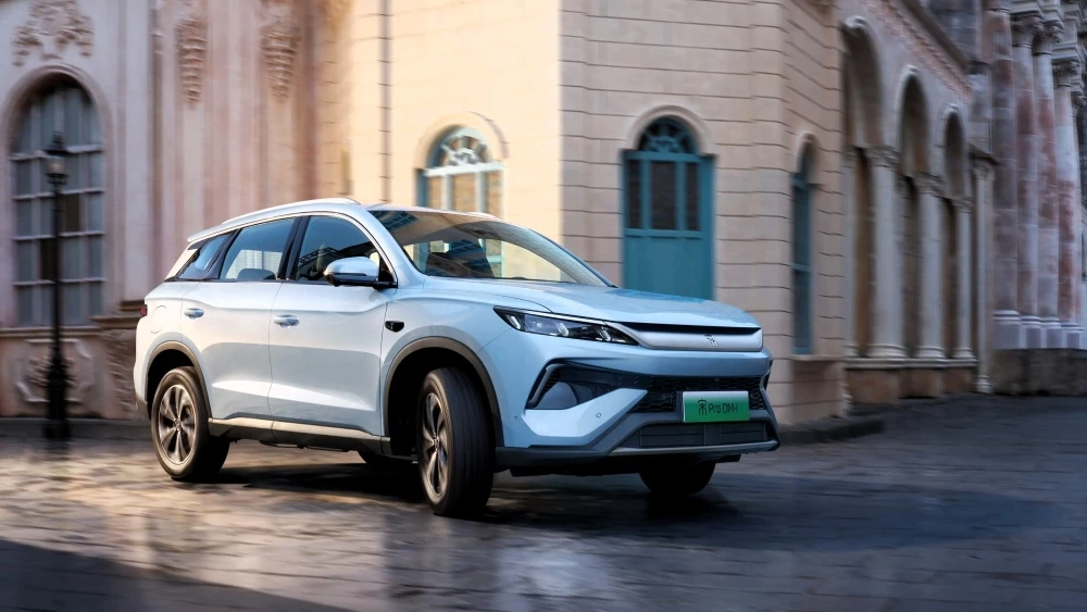byd song pro dm-i в китае кроссовер сбоку спереди