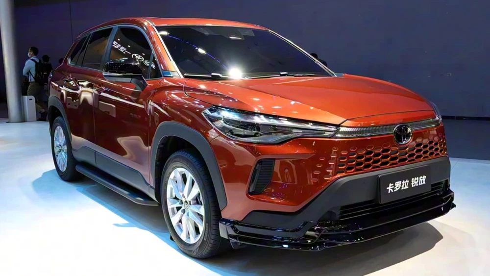 toyota corolla cross в китае кроссовер сбоку спереди