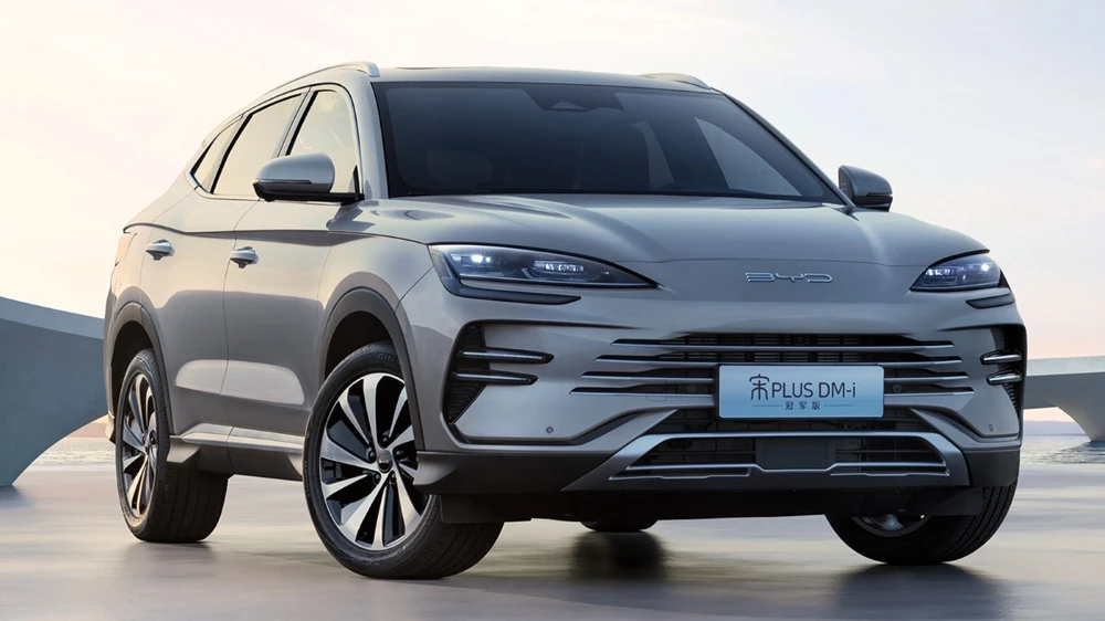 byd song plus dm-i в китае кроссовер сбоку спереди