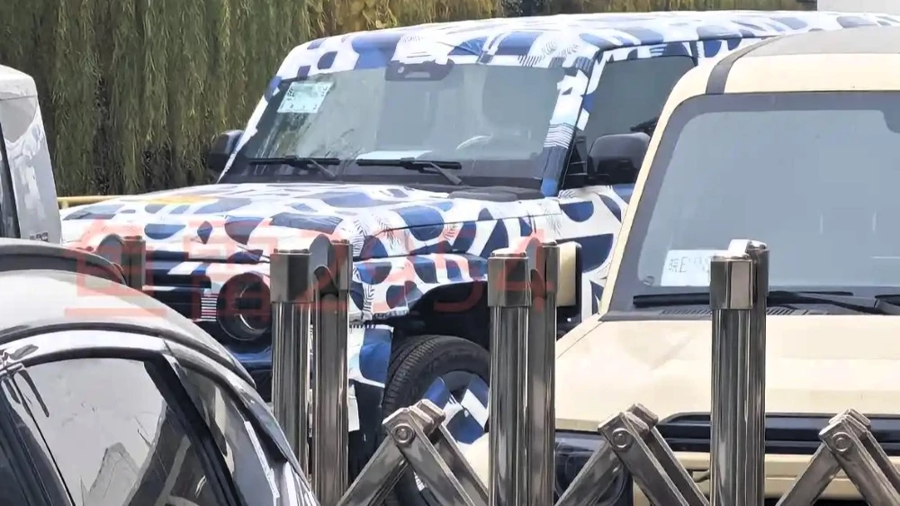 кроссовер icar v25 сбоку спереди в Китае