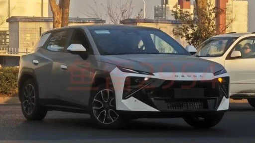 предсерийный кроссовер omoda c4 сбоку спереди в Китае
