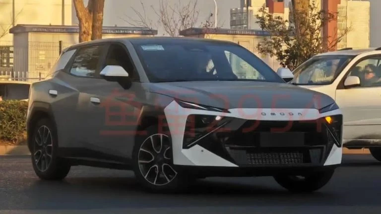 предсерийный кроссовер omoda c4 сбоку спереди в Китае