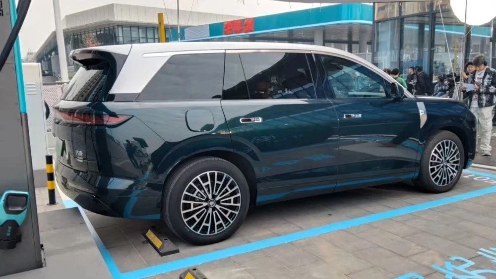 byd datang сбоку сзади кроссовер