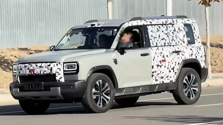 кроссовер haval raptor v7 plus сбоку спереди в Китае