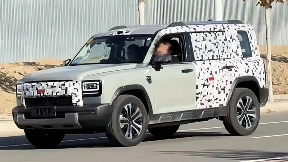 кроссовер haval raptor v7 plus сбоку спереди в Китае