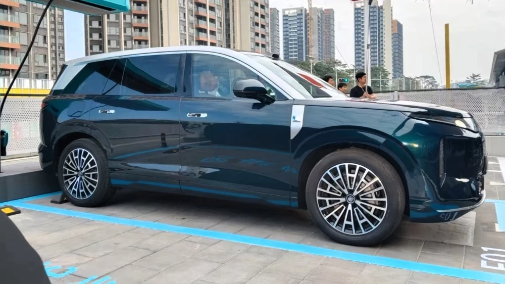 byd datang сбоку кроссовер