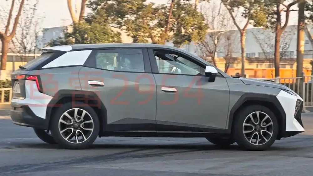 предсерийный кроссовер omoda c4 сбоку в Китае