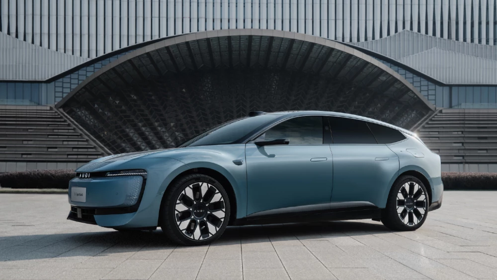 В Китае назвали победителей премии «Автомобиль года 2026» audi e5 sportback сбоку сзади шутинг брейк электромобиль сбоку спереди голубой