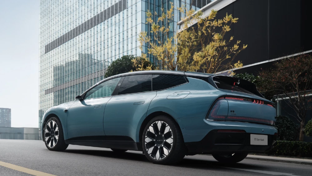 В Китае назвали победителей премии «Автомобиль года 2026» audi e5 sportback сбоку сзади шутинг брейк электромобиль сбоку сзади голубой