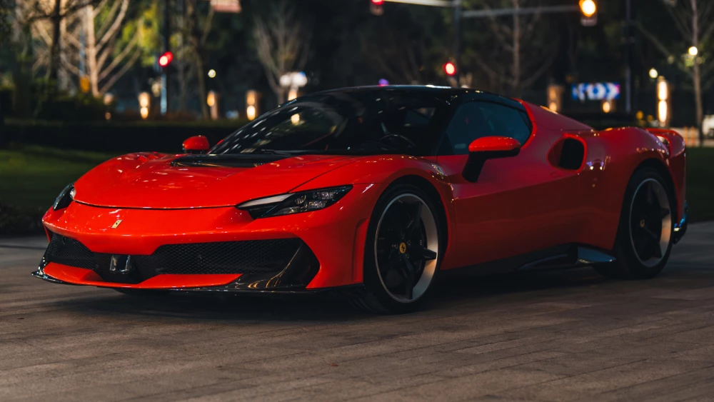 В Китае назвали победителей премии «Автомобиль года 2026» ferrari 296 speciale сбоку спереди красный спорткар в шанхае