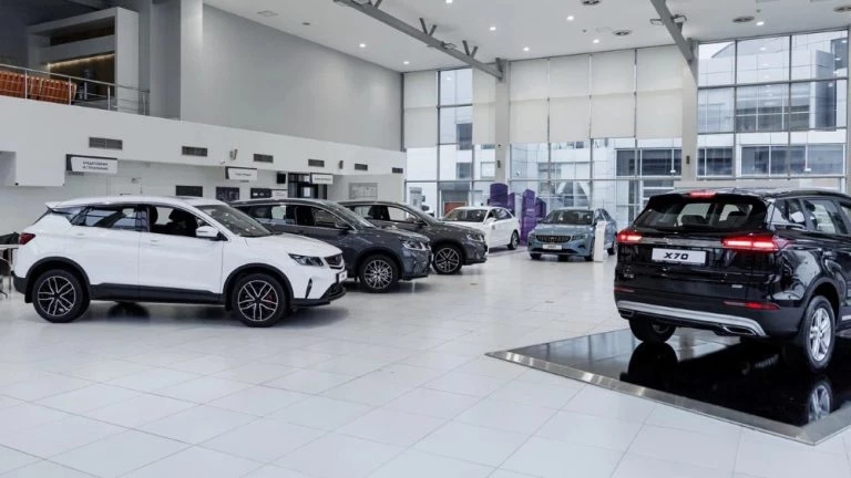 Belgee у дилера в автосалоне сбоку спереди бизнес кар