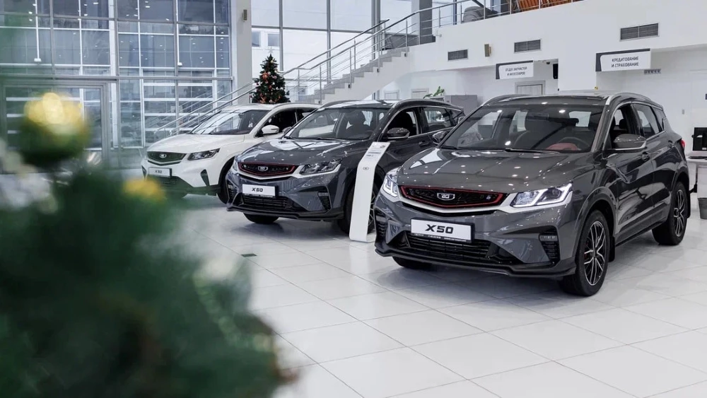 Belgee x50 у дилера в автосалоне сбоку спереди бизнес кар