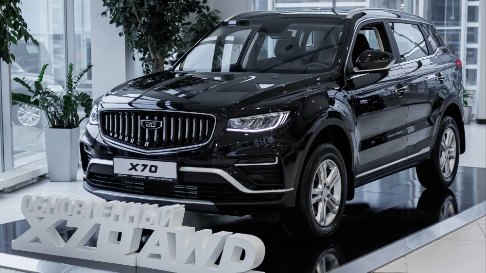 обновленный Belgee x70 у дилера в автосалоне сбоку спереди бизнес кар