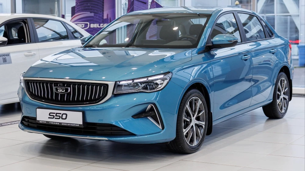 Belgee s50 у дилера в автосалоне сбоку спереди бизнес кар