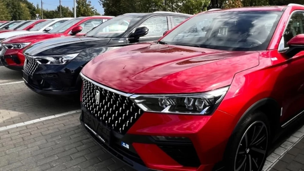 Bestune T77 у дилера несколько машин сбоку Центр Колесо Астрахань 