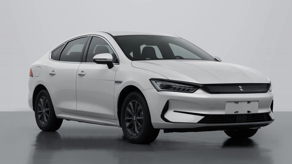 byd новый бренд linghui линхуэй linghui e5 byd qin plus ev сбоку спереди белый седан