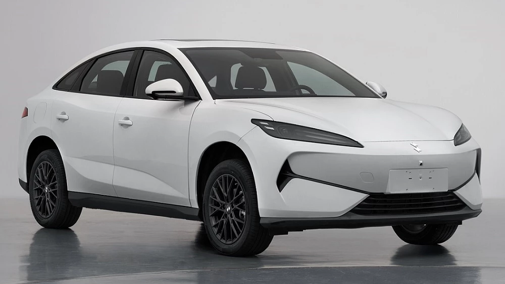 byd новый бренд linghui линхуэй linghui e7 byd qin plus ev сбоку спереди белый седан