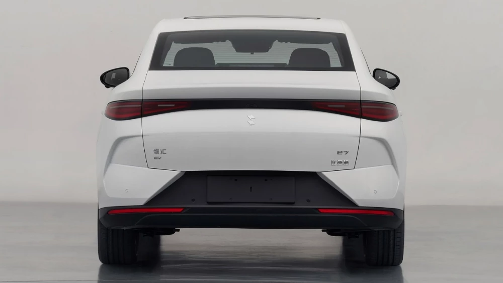 byd новый бренд linghui линхуэй linghui e7 byd qin plus ev сзади белый седан