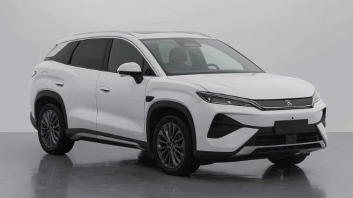 Новый кроссовер BYD Song Ultra готовится к выходу на рынок Китая сбоку спереди электромобиль