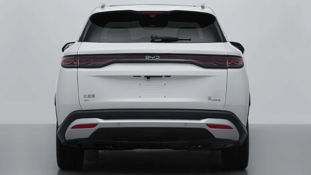 Новый кроссовер BYD Song Ultra готовится к выходу на рынок Китая сзади электромобиль белый