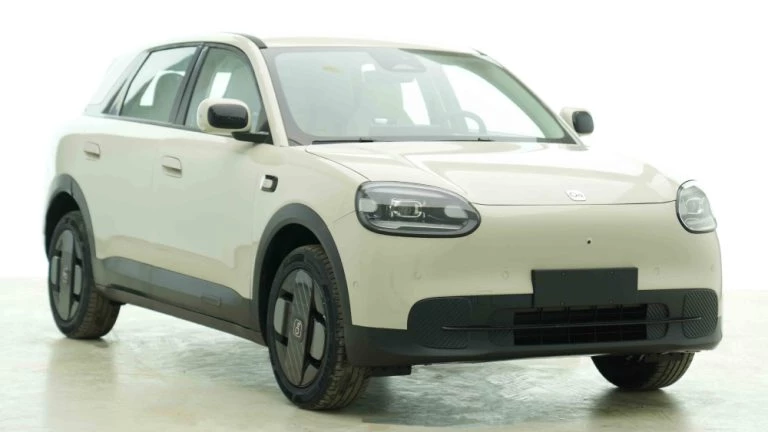 Chery QQ 3 в Китае хетчбэк сбоку спереди