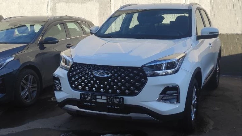 Chery Tiggo 4 Pro Сергей Иванов сбоку спереди редакционный гараж