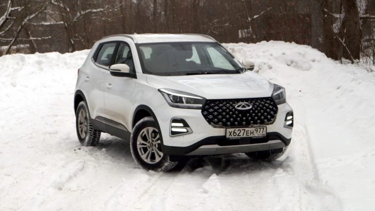 Chery Tiggo 4 Pro Сергей Иванов сбоку спереди редакционный гараж
