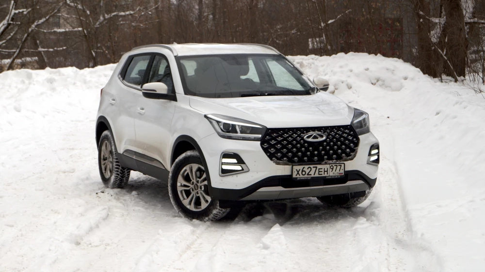 Chery Tiggo 4 Pro Сергей Иванов сбоку спереди редакционный гараж